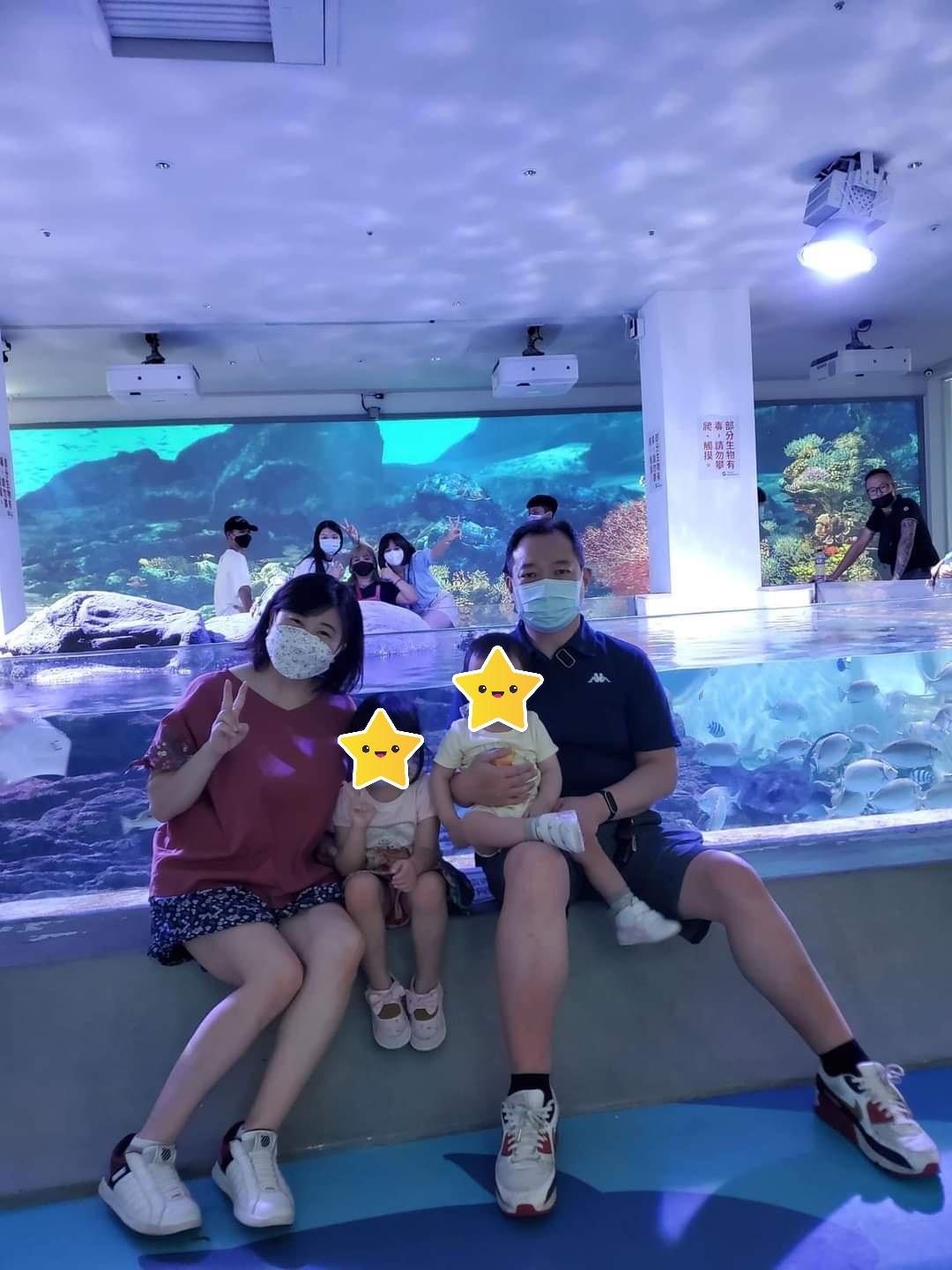 後方一群陌生人一同入鏡。（圖／翻攝自爆料公社）