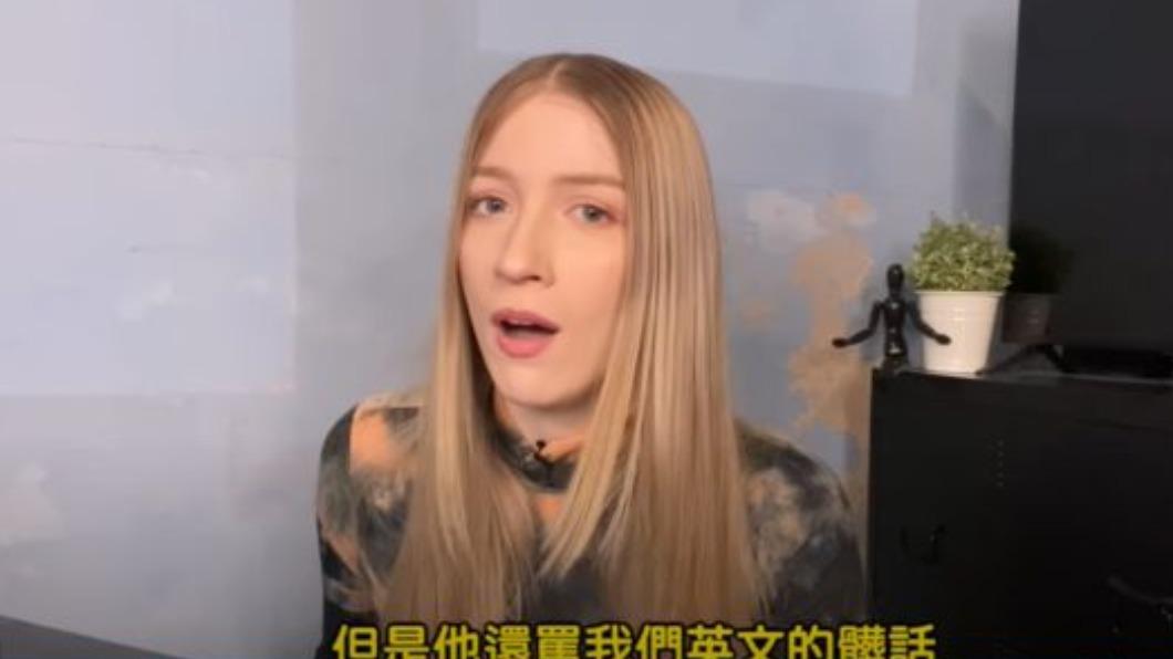 崔璀璨帶著媽媽到西門町逛街時,被騎機車的台男飆罵英文髒話。(圖/翻攝自Tristan H. 崔璀璨 YouTube)