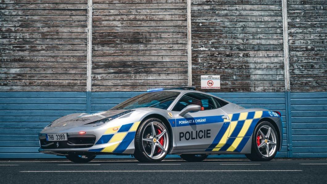 捷克警納編法拉利變身「超跑警車」！時速326公里抓賊