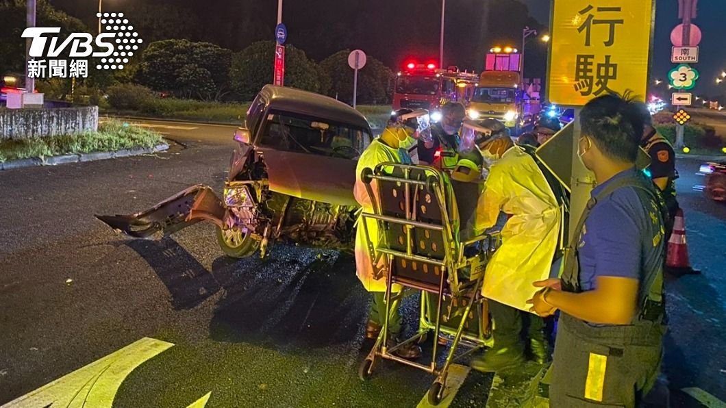 國道三號廂型車撞爛整車頭!民眾急救駕駛 竟聞到濃酒味
