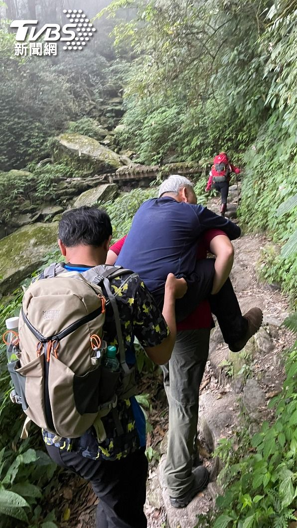 老翁被消防隊扛下山。(圖/TVBS)