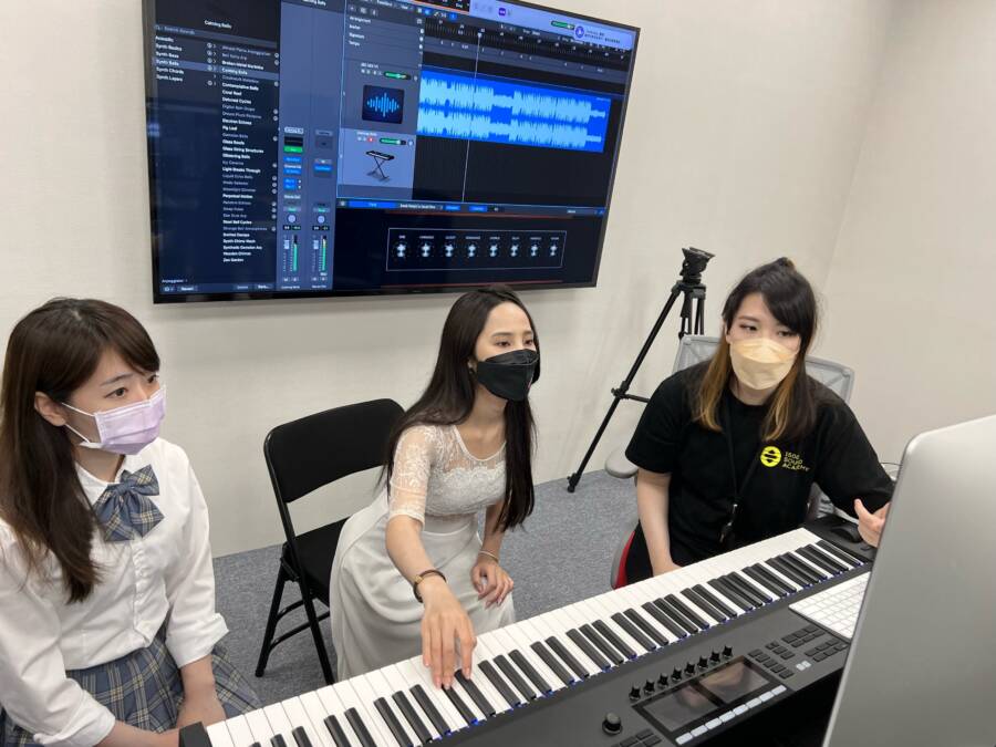 1500聲量音創學院 課程總監 牙牙 吳貞儀 親自授課，傳授音樂製作相關內容（圖／Up直播提供）