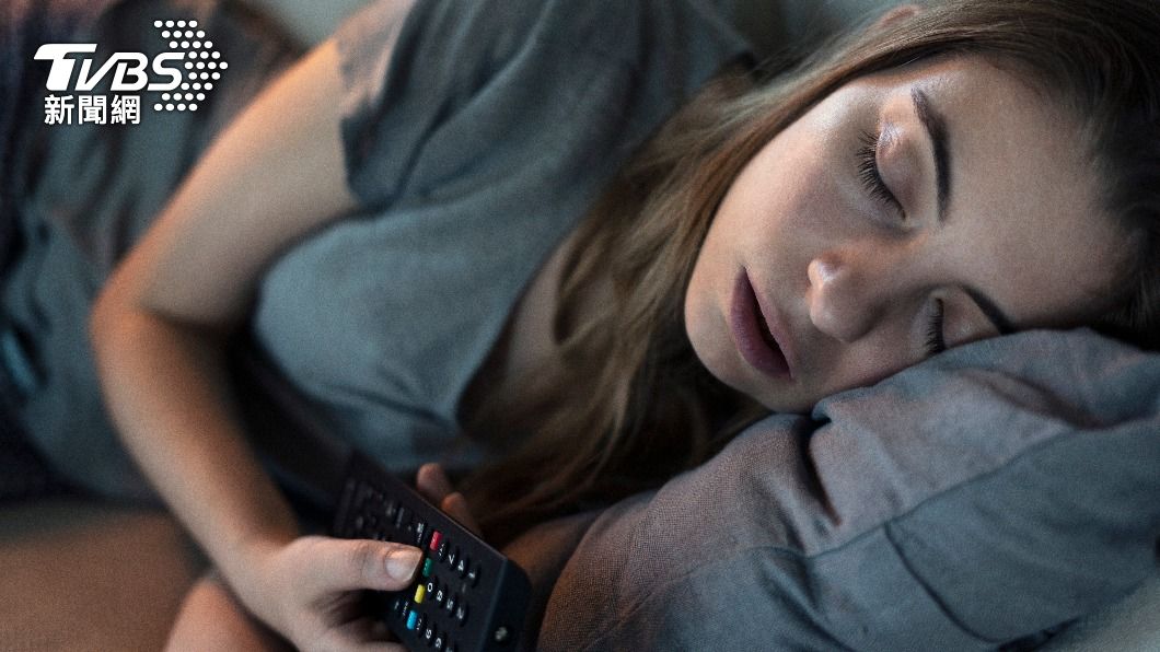 電視看著看著，眼睛就不受控制閉起來。（示意圖／shutterstock達志影像）