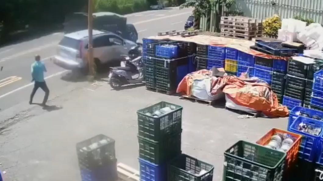 貨車高速衝撞路邊車輛及騎士。(圖/TVBS)