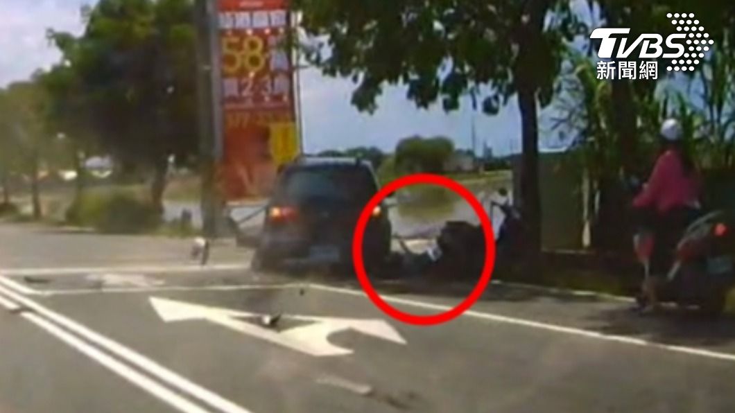 女子險遭車輪輾到頭。(圖/TVBS)