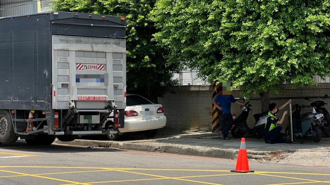 大貨車與機車發生碰撞。（圖／翻攝自記者爆料網）