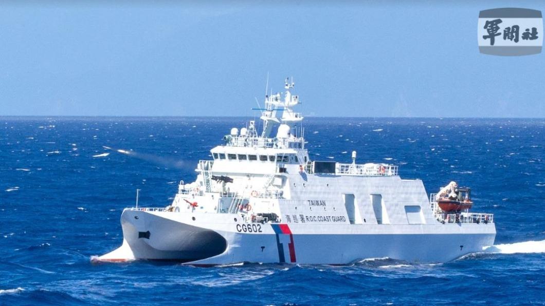 海巡艦艇發射鎮海火箭彈(圖/軍聞社提供)