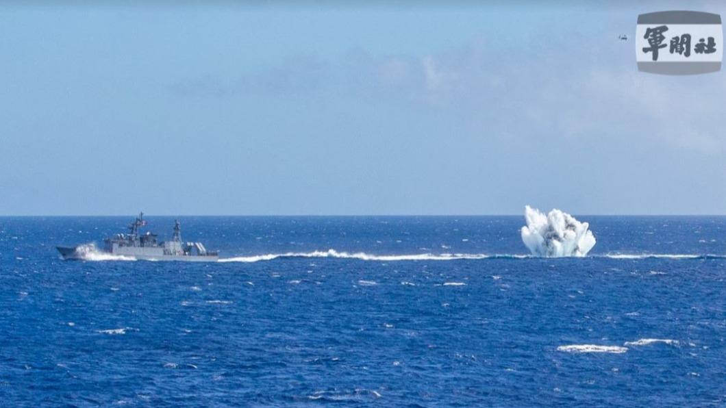 錦江級艦投放深水炸彈(圖/軍聞社提供)