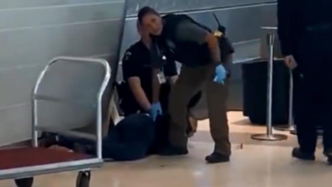 槍手被警方擊中下肢後倒地不斷哀嚎。（圖／翻攝自 R A W S A L E R T S 推特 @rawsalerts）