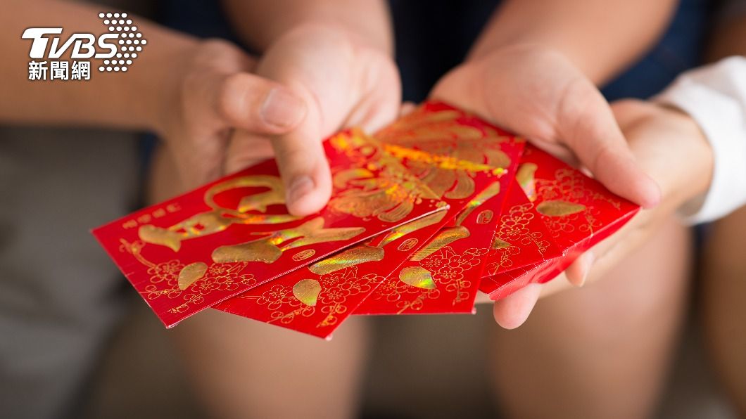 小孟老師表示拿取紅包袋裝入5枚50元硬幣,象徵「五鬼運財」。(示意圖/shutterstock)