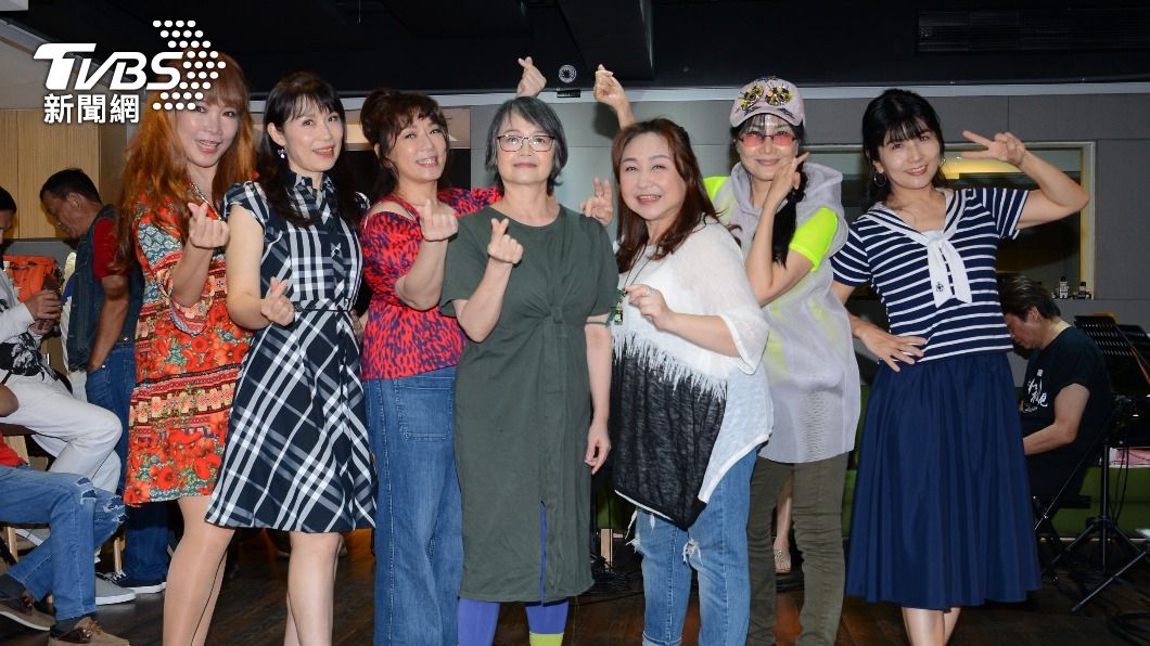 （左起）王海玲、周子寒、趙詠華、娃娃、鄭怡、于台煙、陳艾湄。（圖／許方正攝）