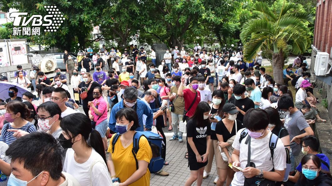 新竹縣家畜疾病防治所認養抽籤儀式。（圖／中央社）