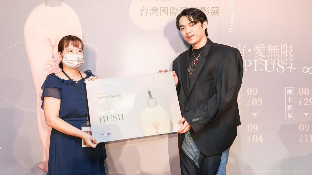 策展人游婷敬頒發酷兒影展首張VIP PASS給影展大使HUSH。（圖／TIQFF提供）