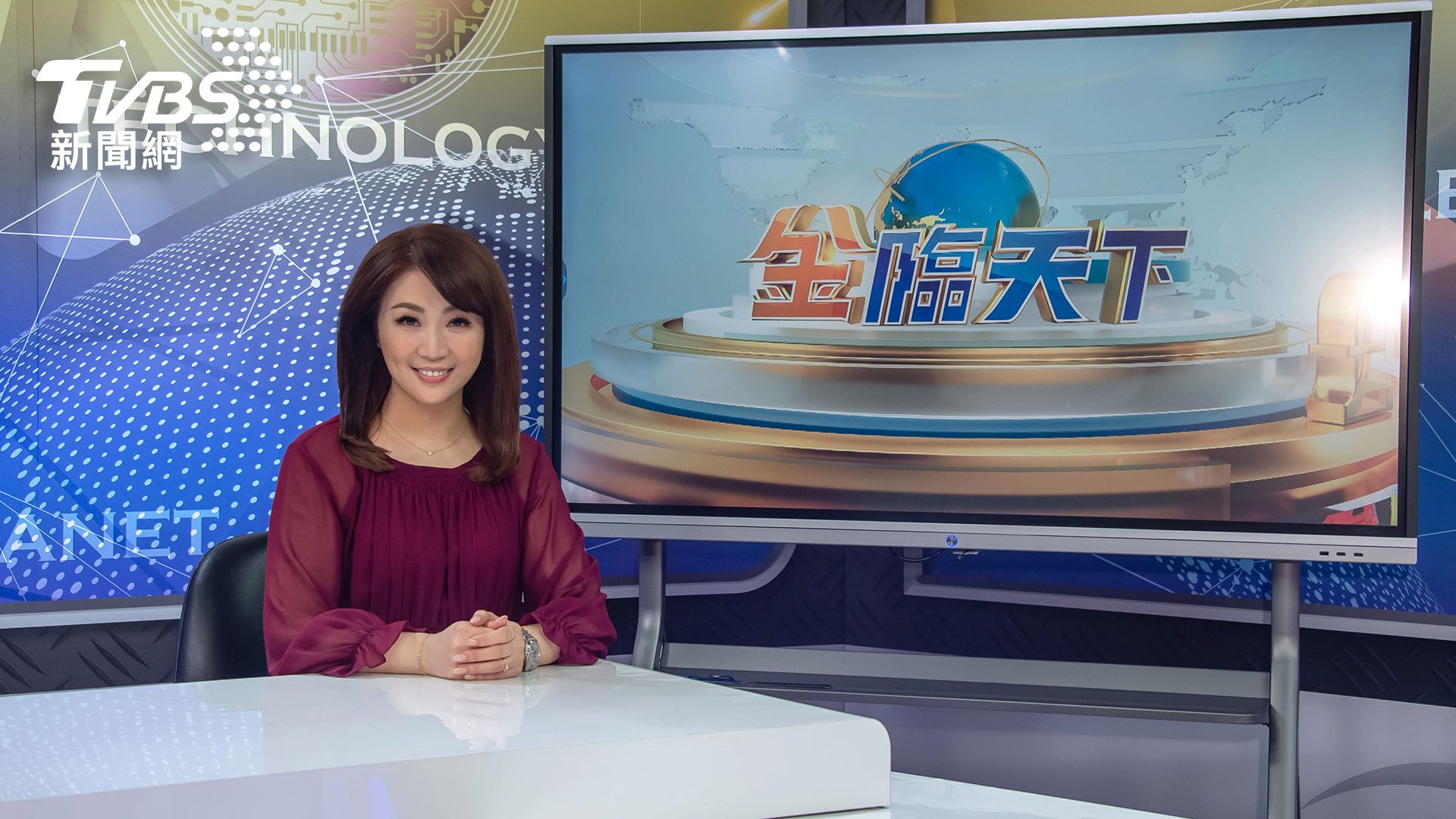 睽違10年重拾主持棒的黃斐瑜，坦言責任重大，笑稱壓力24小時「如影隨形」。(圖_TVBS提供)