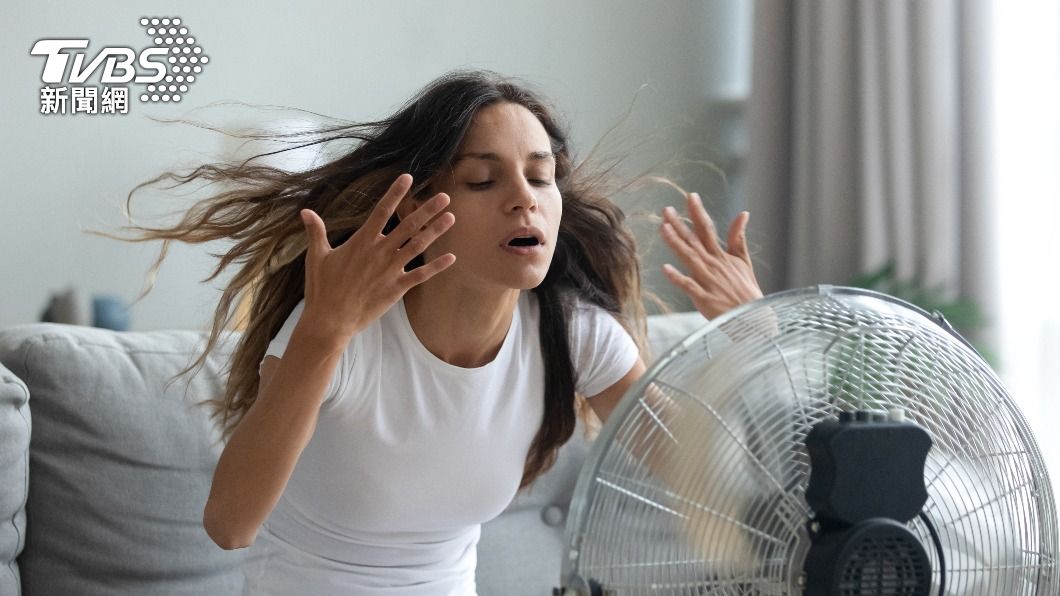 女性更年輕會出現躁熱、煩躁等現象。(示意圖,非當事人/shutterstock達志影像)