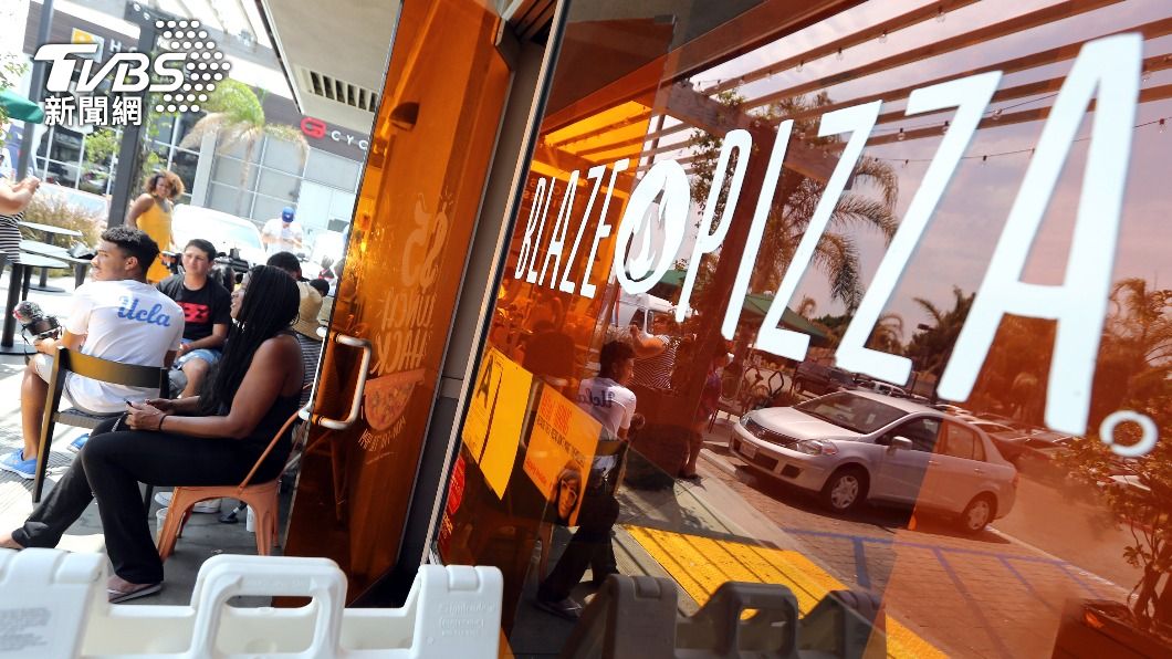 詹姆斯曾砸百萬投資披薩店Blaze Pizza,如今已賺進5千萬。(圖/達志影像美聯社)