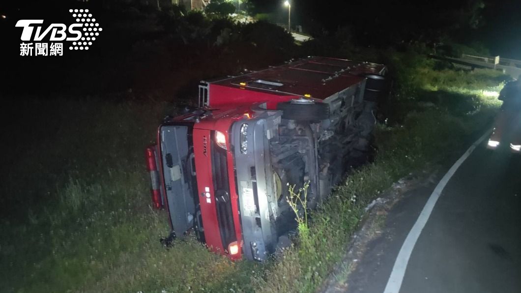 淡水2死火警!水箱車上坡熄火後下滑翻覆 2消防員輕傷
