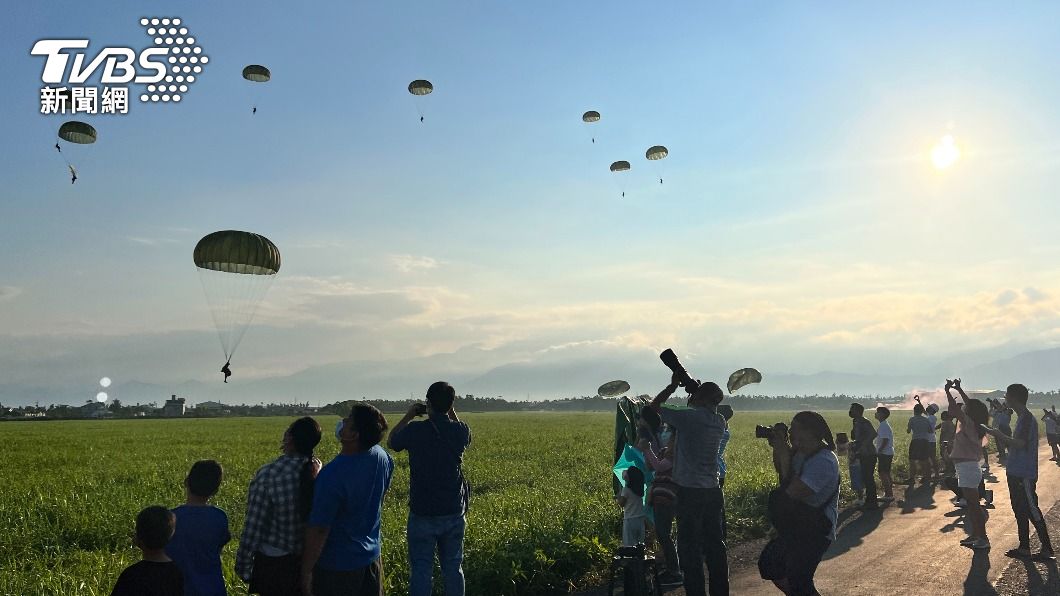 漢光演習聯合空降作戰 76名傘兵盤旋成功著陸