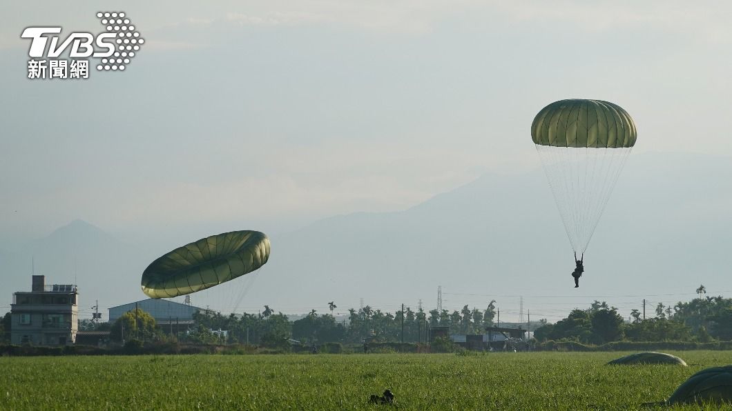 國軍漢光38號演習「聯合空降作戰」,傘兵成功著陸。(圖/中央社)
