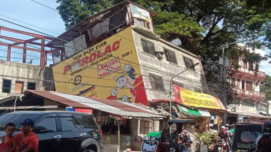 菲律賓今天早上發生規模7.1強震，造成房屋倒塌。（圖／翻攝自RG Cruz, ABS-CBN News 推特）