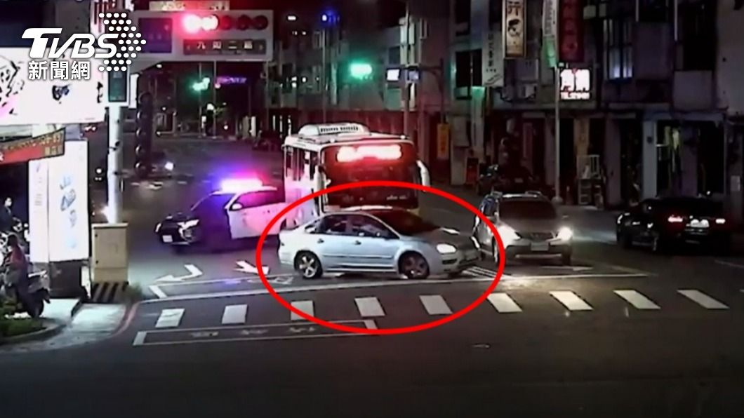 車陣中騷兩圈!酒駕男意圖撞警 壓制一查是累犯