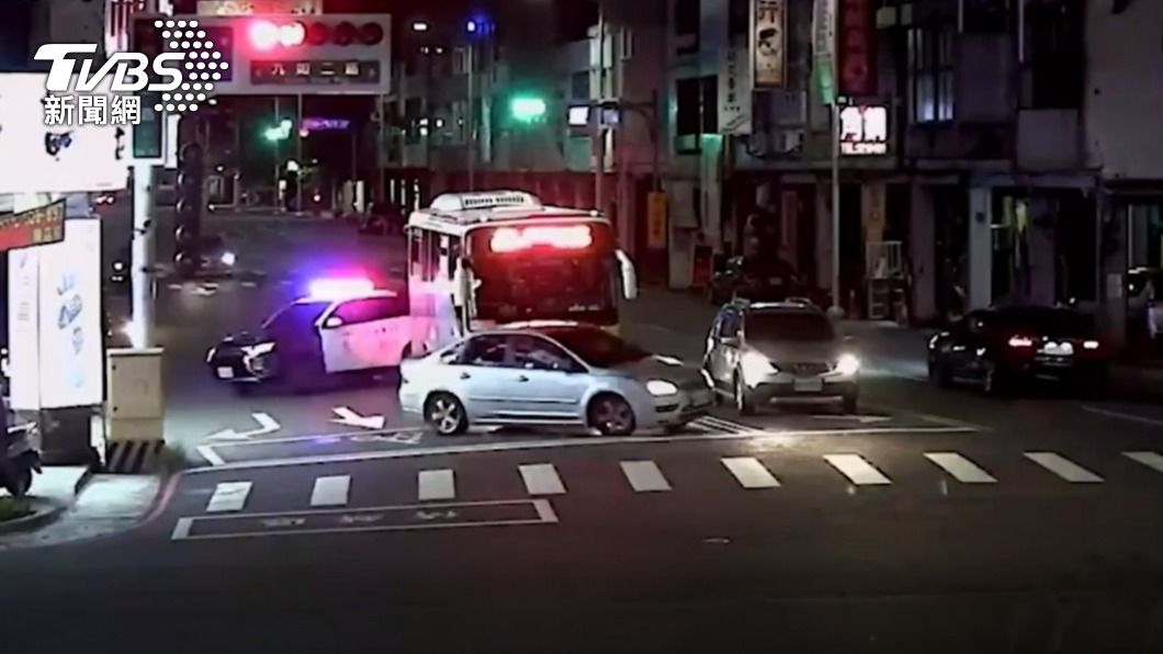 巫男繞著停紅燈車陣跑。（圖／TVBS）