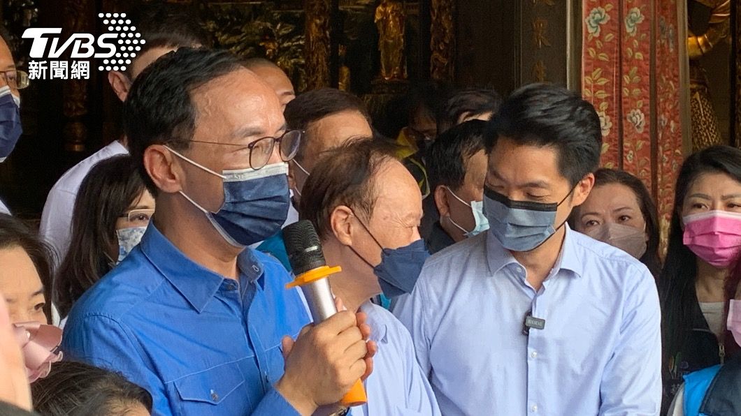 國民黨主席朱立倫陪同台北市長參選人蔣萬安參拜龍山寺。(圖/TVBS)