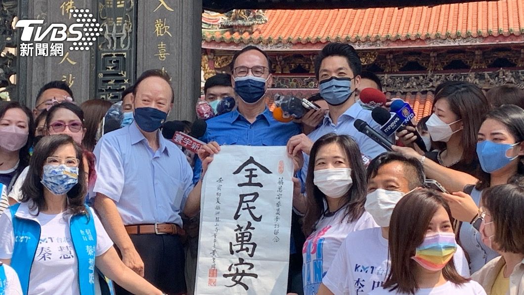 國民黨主席朱立倫陪同台北市長參選人蔣萬安參拜龍山寺。(圖/TVBS)