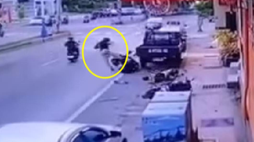 一時手沒力!21歲騎士自撞路旁3車 彈飛倒地傷