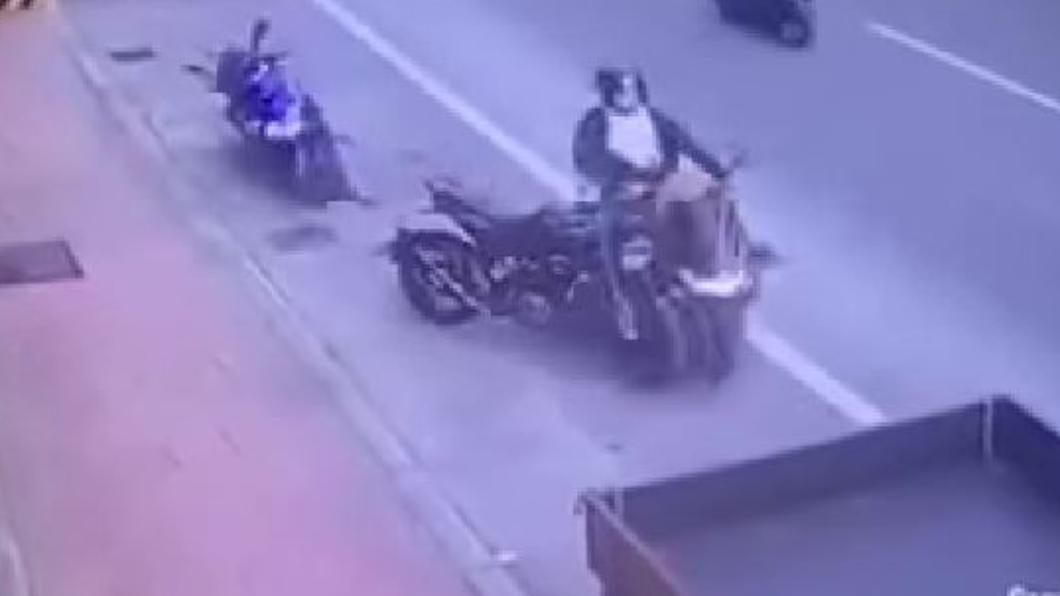 騎士供稱一時手沒力，才會失控自撞。（圖／翻攝自重機車友各區路況天氣回報中心 臉書）