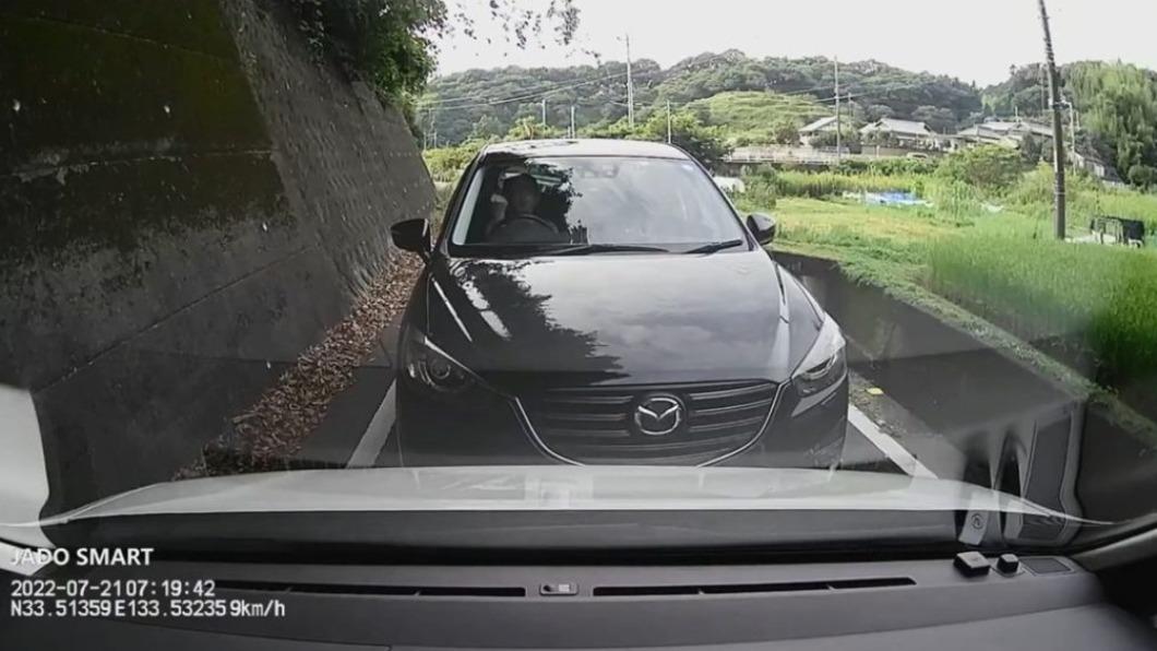 日本狹路會車竟用「拚拳頭」讓路 台灣網友全笑翻
