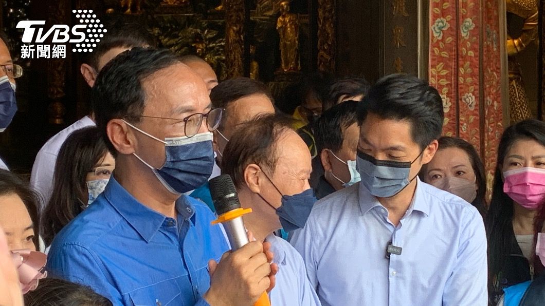 國民黨主席朱立倫陪同台北市長參選人蔣萬安參拜龍山寺。(圖/TVBS)