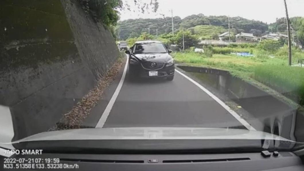Mazda男駕駛猜拳落敗後願賭服輸,直接回頭示意後方車輛倒車禮讓白車駕駛先行。(圖/翻攝自Twitter@YamaMoto3700)