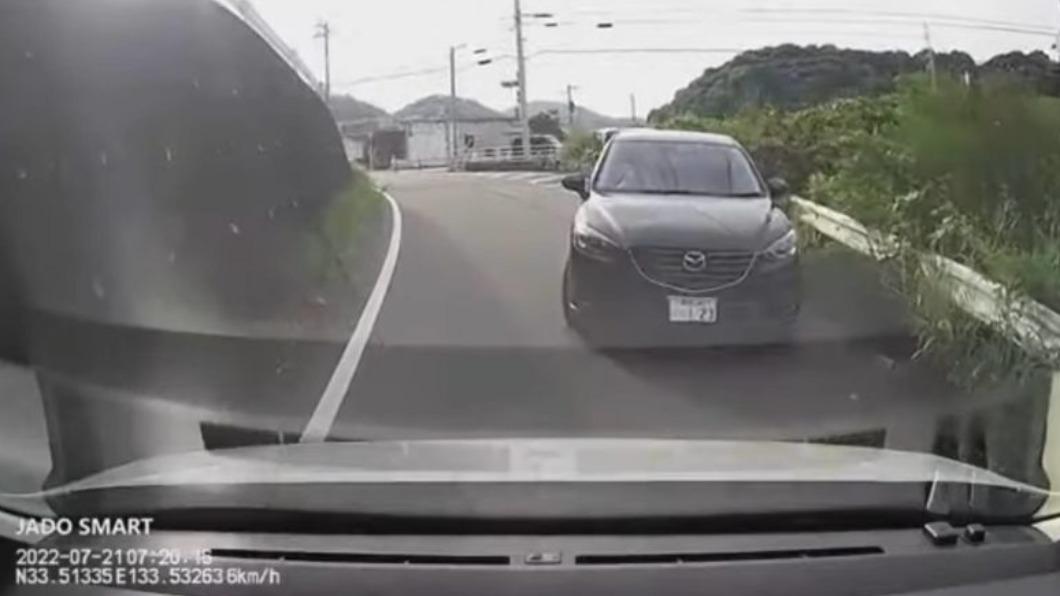 白車駕駛在與Mazda男駕駛擦身而過時,也向對方表達感謝。(圖/翻攝自Twitter@YamaMoto3700)