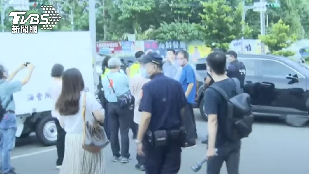 民眾在場外嗆聲林智堅。(圖/TVBS)