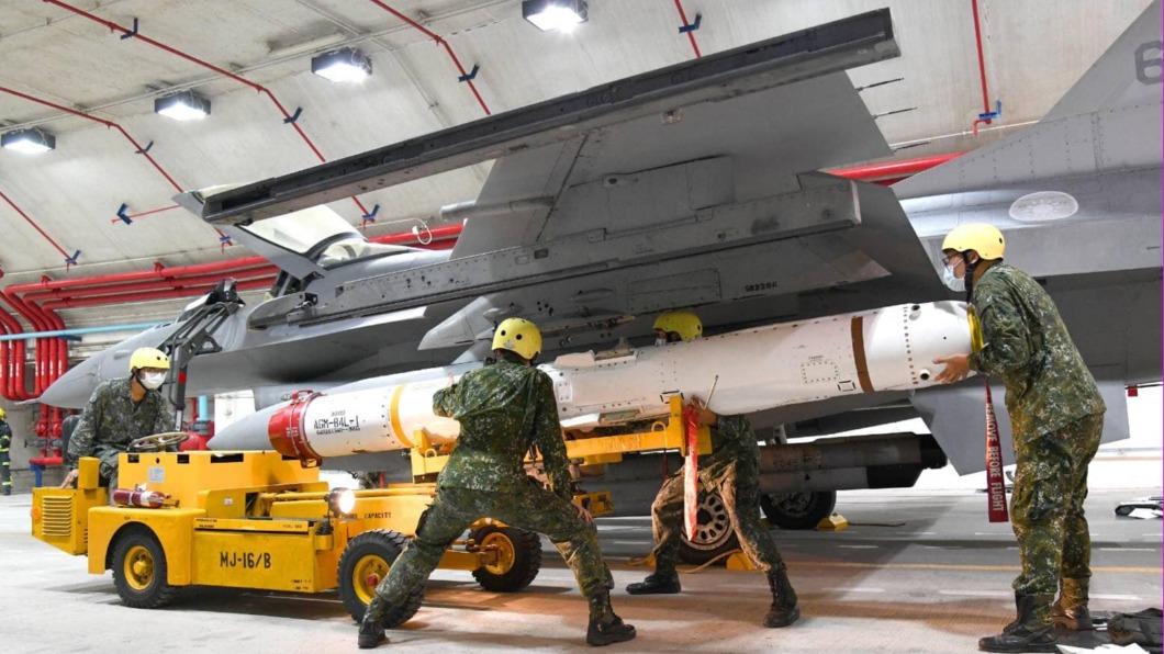 大秀F-16飛彈掛載作業　國軍最敏感「禁地」罕見曝光