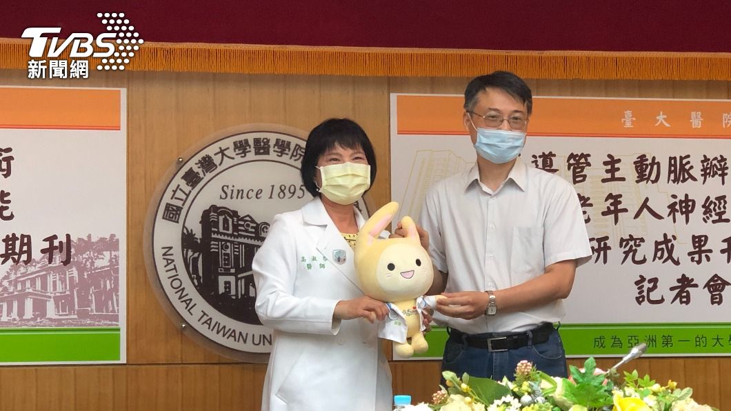 病友家屬和台大醫院副院長高淑芬合影。(圖/TVBS)