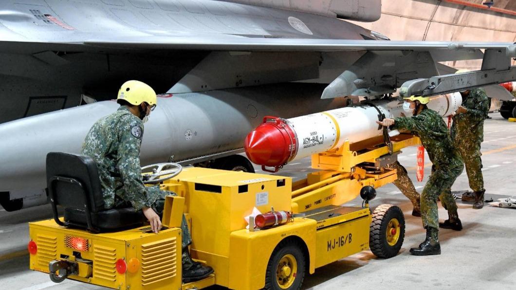 空軍在漢光演習期間執行「夜間潛力裝掛作業」。(圖/中華民國空軍臉書專頁)