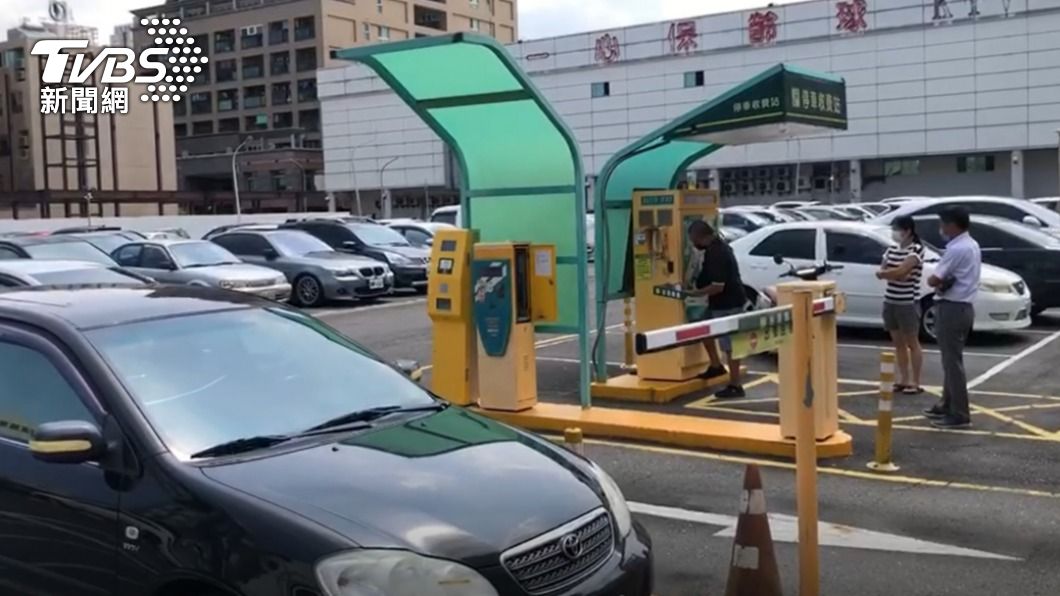 民眾受困收費停車場。(圖/TVBS)