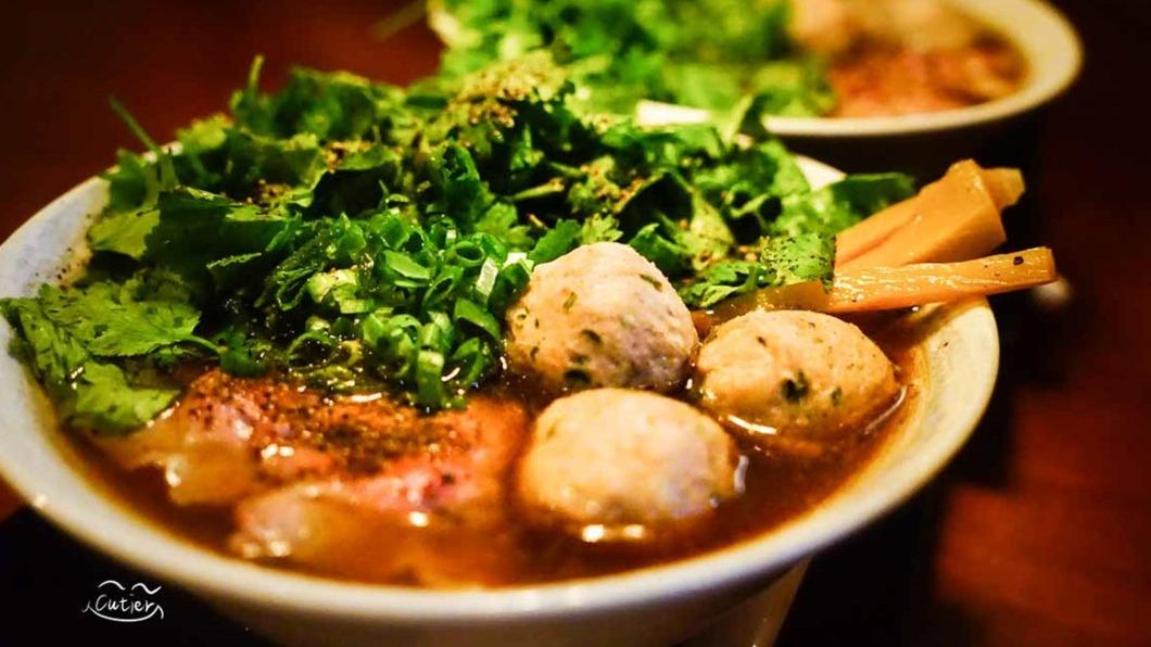 「香菜貢丸拉麵」雖然聽起來很突兀，但搭在一起卻意外好吃！（圖／翻攝自Cutier 吃飯中）