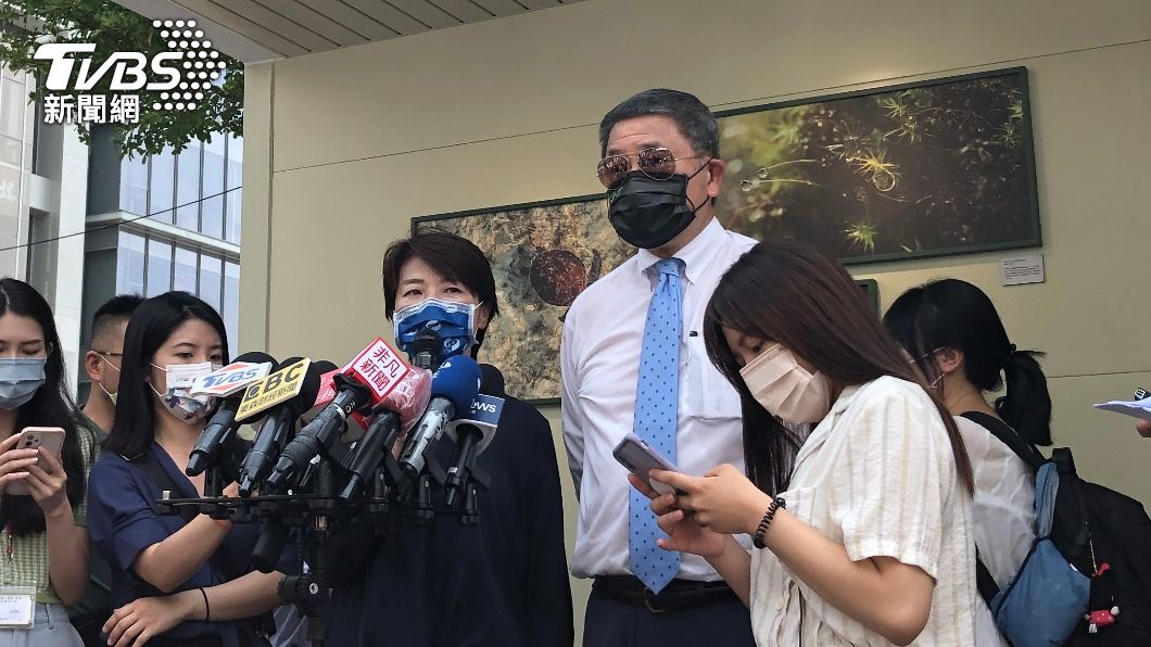 黃珊珊(左)、台泥董事長張安平(右)。(圖/TVBS)