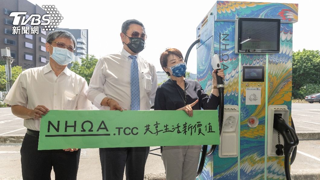 黃珊珊（右）到場啟用樂群充電站。（圖／台泥儲能提供）