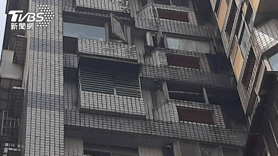 起火的9樓住宅外牆被燻得焦黑。(圖/TVBS)