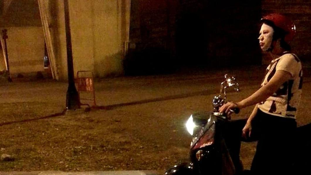 女騎士敷面膜騎車上路,嚇壞眾人。(圖/翻攝自爆廢公社公開版)