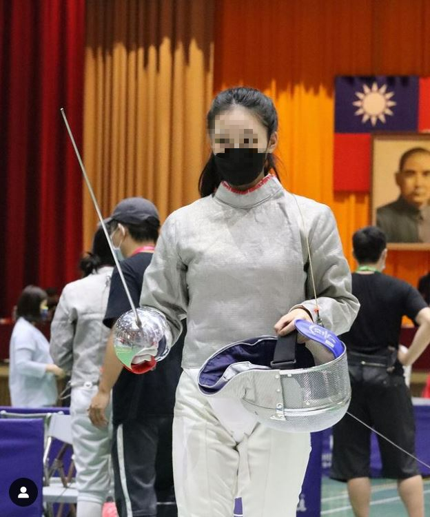 Lily身穿擊劍服，整體相當有架式。（圖／翻攝自silverwingfencing IG）