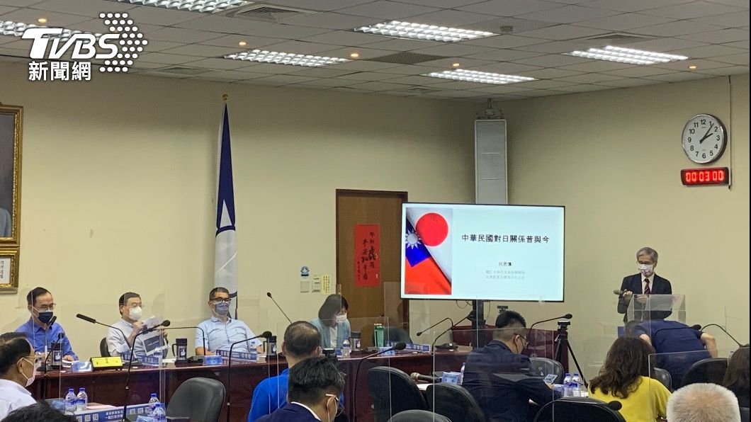 國民黨邀請學者何思慎進行專題演講。（圖／TVBS）