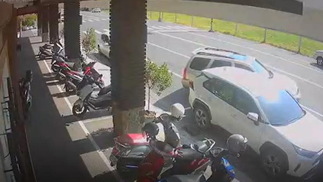 香檳色休旅車疑似角度沒抓好，撞到白車。（圖／翻攝自爆怨2公社）