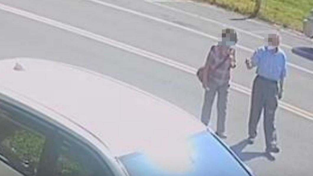 2人對指指點點後就離開。（圖／翻攝自爆怨2公社）