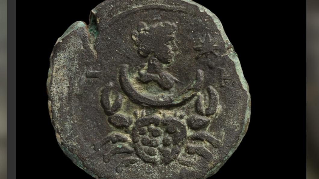 硬幣上刻有月之女神和巨蟹座的圖案。(圖/翻攝自Israel Antiquities Authority FB)