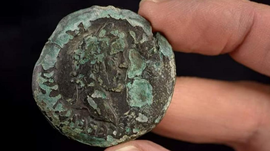 背面刻有當時羅馬皇帝的肖像。(圖/翻攝自Israel Antiquities Authority FB)